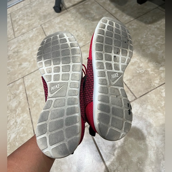Nike Red Roshe Run Sneaker Size 11 - Picture 5 of 5